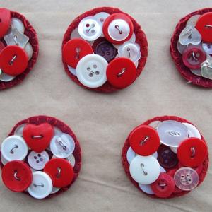 Лесна и чудесна мартеничка от копчета