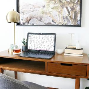 Бюрото няма място в стаята, отредена за сън