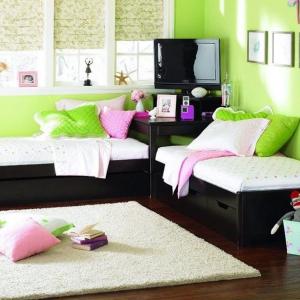 Комплект от две ъглови детски легла спестява място в помещението