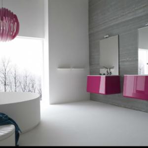 Баня с изчистен дизайн и цветни акценти