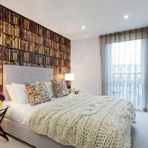 Използвайте свободната стена зад леглото