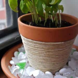 Опаковайте саксията с въже