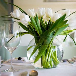 Редовно подменяйте водата във вазата