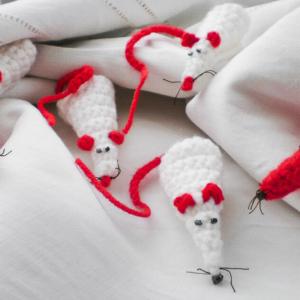 Изплетете чаровни мишлета по случай Баба Марта