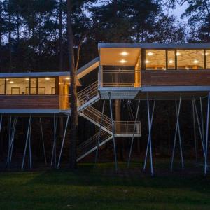 Своебразен Мерцедес сред къщите на дърво