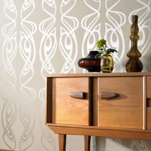 Запленени от блясъка по стените