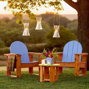 Кедровите столчета превземат двора с цвят и очарование