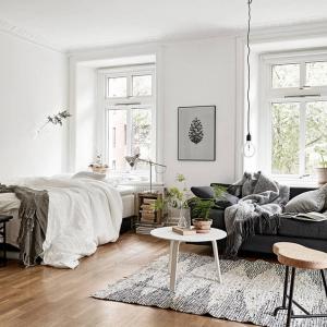 Поставете меки одеяла и декоративни възглавнички в хола