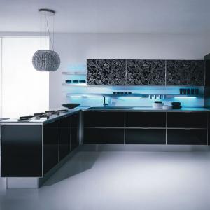 Или пък оцветете в черно кухненските шкафове