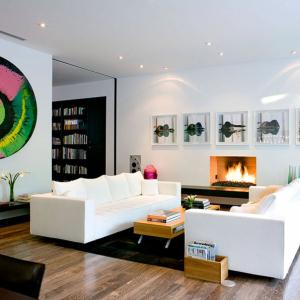 Съчетайте белите стени със цветни картини и декорации