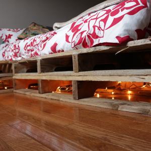 Добавете ефектно осветление към леглото от стари палети