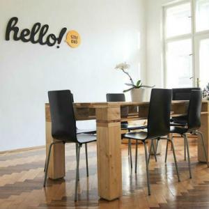 Удобна и висока маса от палети