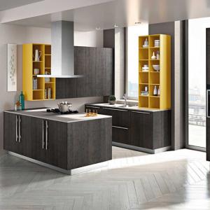 Заменете горните шкафове с удобни етажерки