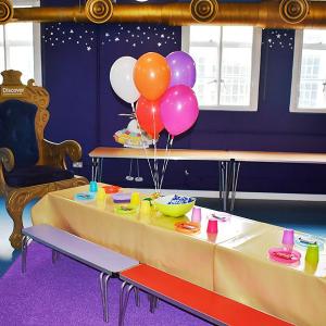 Столовете и масата също трябва да са с празнична украса