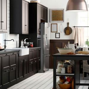 Тъмно дърво, естествени материали и ярки светлини