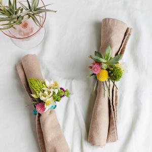 Прикрепете празничните салфетки с оригинални пръстени