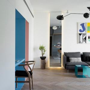 Общо функционално помещение подслонява дневната и кухнята