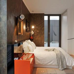 Оранжеви акценти и в една от спалните