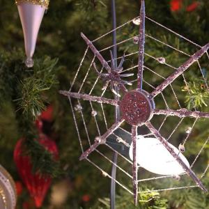 На елхата в Украйна пък откриваме малки паяжини за късмет