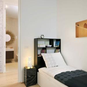 Малката спалня с поглед към банята