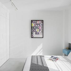 Бялото доминира в една от спалните с елегантно излъчване