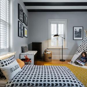 Придайте топлина на пода, като поставите мек килим или невероятна палатка за игра