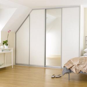 Поставете в спалнята гардероб с огледални врати