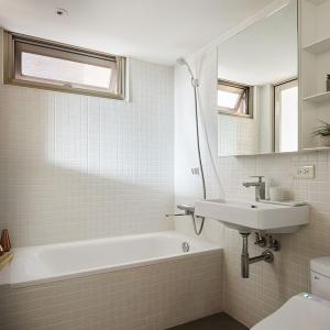 В малката баня...