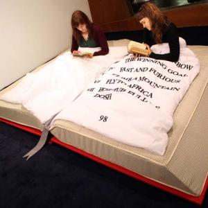 Легло, разказващо приказка и за възрастните