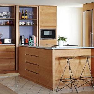 Кухня, окъпана в светли тонове и естествена красота!