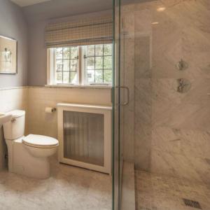 Съчетайте този нюанс на сивото и с друг неутрален цвят в банята