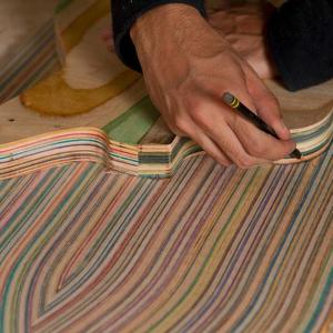 Всяка китара е изцяло ръчна изработка