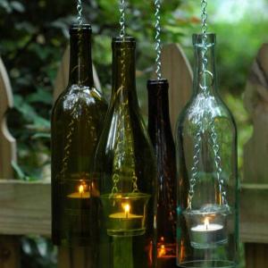 Фенери от бутилки в градината