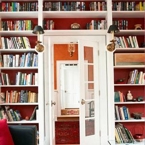 Идея 1: Боядисайте стената зад библиотеката