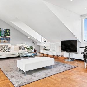 Сгушена в ъгъла на общото помещение, дневната впечатлява с интригуващ дизайн