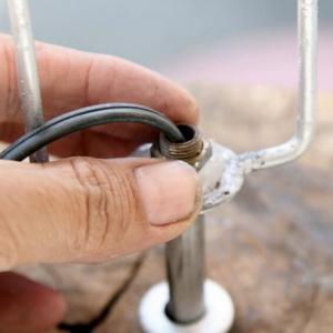 Започнете с електрическата част на вашата настолна лампа