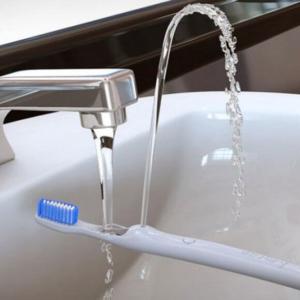 Четката, елиминираща неудобството от статичната батерия