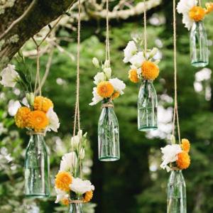 Градинска декорация с висящи вази от празни бутилки