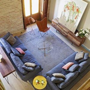 Поглед отвисоко – всекидневната е уютна, светла и стилно обзаведена