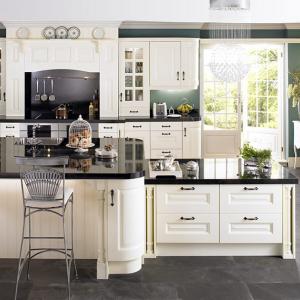 Столове от ковано желязо за вашия летен бар