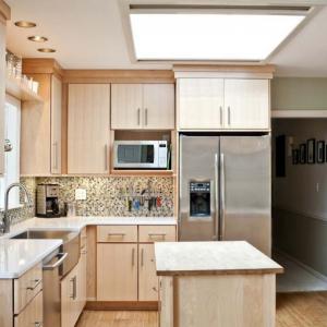 Повече шкафове по стените