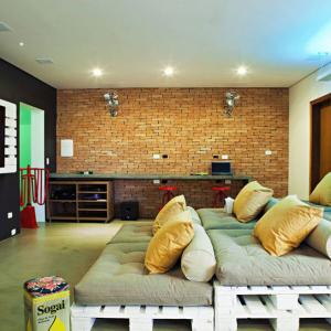 Създайте впечатляващ домашен киносалон в градината