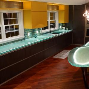 Сътворете оригинална кухня със стъклен плот