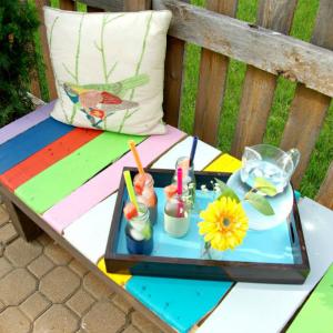 Уникална пъстроцветна пейка