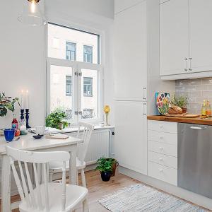 Поставете масата за хранене до прозореца