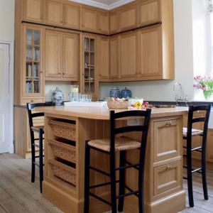 Дървена кухня с остров