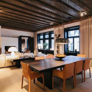 Тъмно дърво и мека светлина