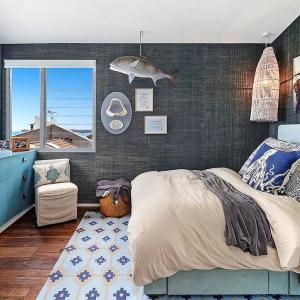 Морски сини усмивки на графитено сив фон