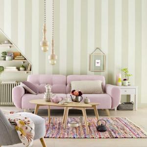 Винтидж маси за кафе пред дивана