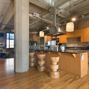 Разчупени дървени бар столове за креативни натури